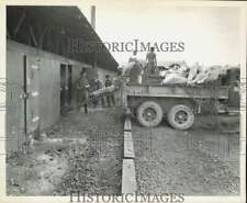 1945 Press Photo tropas da Marinha carregam carne em unidade de armazenamento refrigerado comprar usado  Enviando para Brazil