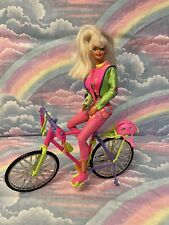 Boneca Barbie vintage rosa brinquedo bicicleta com capacete e borlas década de 1990 Mattel 10", usado comprar usado  Enviando para Brazil