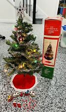 Árbol de Navidad de pino canadiense 1985 de colección Venture Stores 2 ft con decoraciones de caja, usado segunda mano  Embacar hacia Argentina