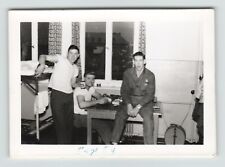 Foto 3x4 soldados P&B relaxando no quartel três homens sentados em pé comprar usado  Enviando para Brazil
