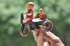 Vintage de Cuerda Litho Niño Equitación Triciclo con Bebé Estaño & Celuloide Toy comprar usado  Enviando para Brazil