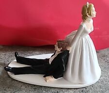 Estatueta de topo de bolo de casamento para noivo arrastando bolo de solteira comprar usado  Enviando para Brazil