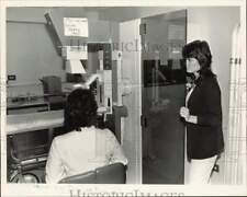 Enfermeiras fotográficas de imprensa 1985 operam uma máquina de mamografia no Hospital Lowrance comprar usado  Enviando para Brazil