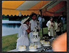 Fotografia vintage noiva e noivo em pé na barraca por bolo de casamento comprar usado  Enviando para Brazil