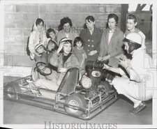 Usado, 1962 Press Photo Mulheres e meninas com um carrinho em uma pista de carrinho South End comprar usado  Enviando para Brazil