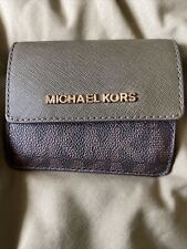 BILLETERA MICHAEL KORS TARJETA ID CUERO VERDE MUSGO segunda mano  Embacar hacia Argentina