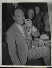 1944 Press Photo Louisville KY Mayor Wilson Wyatt come cachorro-quente - nef03177, usado comprar usado  Enviando para Brazil