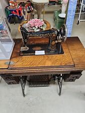 Máquina de coser vintage 1910 hierro fundido metal cantante - base de hierro, mesa de madera segunda mano  Embacar hacia Argentina