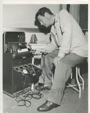 Foto antiga do ator Robert Taylor por máquina eletroencefalográfica comprar usado  Enviando para Brazil