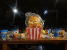 Bañera de palomitas de maíz Cinemark Garfield 85 oz y 4 tazas de 12 oz con 4 tapas diferentes segunda mano  Embacar hacia Argentina
