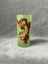 Vaso de vidrio esmerilado verde esmerilado exclusivo de Winnie Pooh ""T"" tigger de la tienda Disney segunda mano  Embacar hacia Mexico