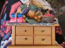 Muebles para casa de muñecas - Buffet lateral de cocina con fruta - Arte popular - 4"" x 3"" - De colección segunda mano  Embacar hacia Mexico