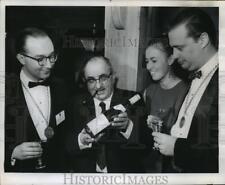 1967 Press Photo Milwaukee: John Ernst proprietário do café em 600 E. Ogden St. comprar usado  Enviando para Brazil