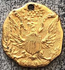 "Moneda medalla de latón chapada en oro de colección alas de águila perforadas EE. UU. 5/8"" pocos gramos" segunda mano  Embacar hacia Argentina