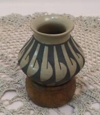 Usado, Vaso pequeno de cerâmica indiana Mata Ortiz com base de madeira comprar usado  Enviando para Brazil
