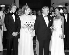 Foto de gala da princesa Grace Kelly com sua família durante a Cruz Vermelha de Mônaco comprar usado  Enviando para Brazil