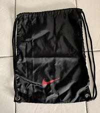 Mochila Nike preta com cordão com Swoosh vermelha desgastada reforça cantos inferiores comprar usado  Enviando para Brazil