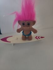 Muñeca Russ Troll ~ 3" ~ De colección ~ Tabla de surf Wind Surfer ~ Cabello rosa ~ Ojos marrones sin vela segunda mano  Embacar hacia Argentina