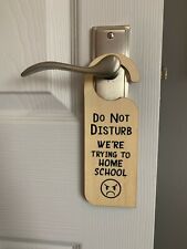 Não Perturbe | Estamos tentando HOME SCHOOL | Cabide/sinal de porta de madeira para aula comprar usado  Enviando para Brazil