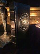 Capa dura encadernada de couro "A Bíblia Satânica" por Anton LaVey Black Magic Grimórioire , usado comprar usado  Enviando para Brazil