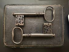 2 chaves de cofre/caixa forte georgianas antigas com arco de arame e plugues finais originais comprar usado  Enviando para Brazil