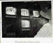 1964 Press Photo Jim Green relógios circuito fechado TV do National Bank of Miami comprar usado  Enviando para Brazil