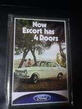 "Letrero de chapa 20x30 Ford MK1 1970 ""Now Escort has 4 Doors"", blanco, imagen segunda mano  Embacar hacia Argentina