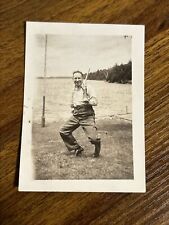 Foto vintage T4 Silly Man agachado com rifle por Lake 1930s P&B comprar usado  Enviando para Brazil