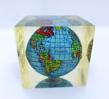 Vintage Lucite Acrílico Envolto Globo Terra 2" Cubo Peso Papel 1975 Hong Kong comprar usado  Enviando para Brazil