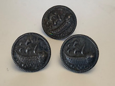 Tres botones de metal oscuro antiguos raros anteriores a 1900 con un bote galeón - 2 cm segunda mano  Embacar hacia Argentina