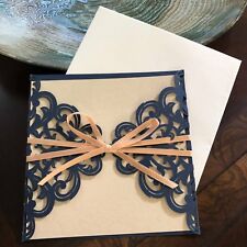 Azul oscuro, azul marino Flores cortadas con láser Oro corbata de seda cuadrado Tarjetas de invitación de boda  segunda mano  Embacar hacia Argentina