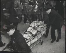 1952 Press Photo Mulheres Resgatadas da Borden Co. Cachimbo Freezer Amônia, Milwaukee comprar usado  Enviando para Brazil