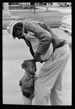 Homem velho reconfortante criança, homem afro-americano, criança chorando, c1962, bondade comprar usado  Enviando para Brazil