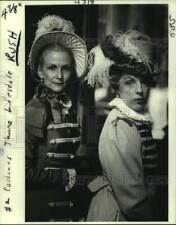 1980 Foto de prensa Sue Rihner y Gloria Wethern modelo década 1820 Disfraces de período segunda mano  Embacar hacia Mexico