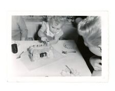 Niña tocando galletas pastel de cumpleaños - foto de colección instantánea encontrada comida segunda mano  Embacar hacia Argentina