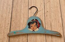 Cabide de roupas de madeira vintage 1940’s Child’s Baby pintado fundo azul menina. comprar usado  Enviando para Brazil