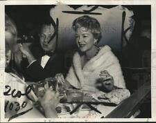 1956 Press Photo Claire Trevor com o marido Milton Bren em banquete na Califórnia comprar usado  Enviando para Brazil