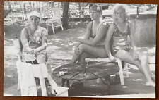 Hermosas niñas en trajes de baño en sillas, foto vintage segunda mano  Embacar hacia Argentina