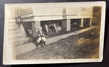 Foto en blanco y negro 3 1/2 x 5 1/2 niño en andador triciclo pilares de ladrillo pasos caballo de sierra segunda mano  Embacar hacia Argentina