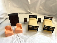 Camas de solteiro vintage mesas laterais cômoda e 2 cadeiras vaidade plástico casa de bonecas miniatura comprar usado  Enviando para Brazil