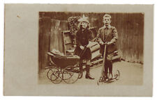 Cochecito de juguete eduardiano para niños y scooter hermano hermana c 1900 RPPC foto postal segunda mano  Embacar hacia Argentina