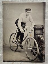 Foto tipo lata de um jovem com uma bicicleta, em um estúdio comprar usado  Enviando para Brazil