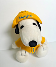 Usado, Abrigo y sombrero de lluvia amarillo de felpa MetLife Peanuts Snoopy 6" segunda mano  Embacar hacia Argentina