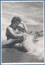 Usado, Retrato de una mujer en traje de baño con un cocodrilo inflable en la playa segunda mano  Embacar hacia Argentina