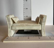 Usado, Sofá espreguiçadeira vintage miniatura para casa de bonecas estofamento de seda com travesseiros comprar usado  Enviando para Brazil