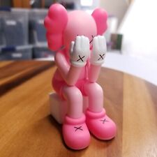 Boneco de ação Medicom KAWS vinil novo sentado colecionável brinquedo de arte rosa comprar usado  Enviando para Brazil