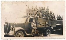 Foto Offizier der Wehrmacht vor Opel Blitz LKW mit Soldaten auf der Ladefläche, usado comprar usado  Enviando para Brazil