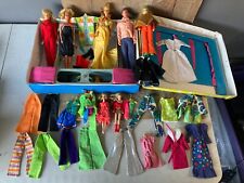 DE COLECCIÓN DÉCADA DE 1960 ENORME LOTE Mattel MUÑECAS BARBIE MIDGE SKIPPER KEN ROPA ACCESORIOS segunda mano  Embacar hacia Argentina