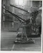 Foto de prensa ametralladora y cañón en depósito de suministros navales en Mechanicsburg, usado segunda mano  Embacar hacia Argentina
