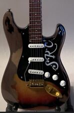Guitarra Stevie Ray Vaughan miniatura 10” com suporte. comprar usado  Enviando para Brazil